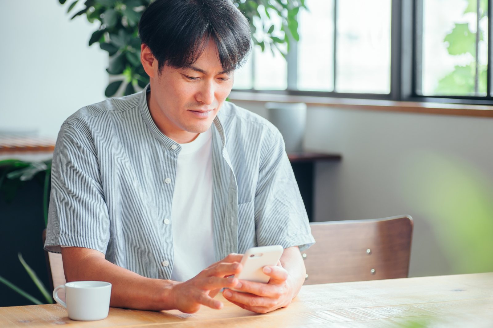 スマートフォンで情報を確認する男性