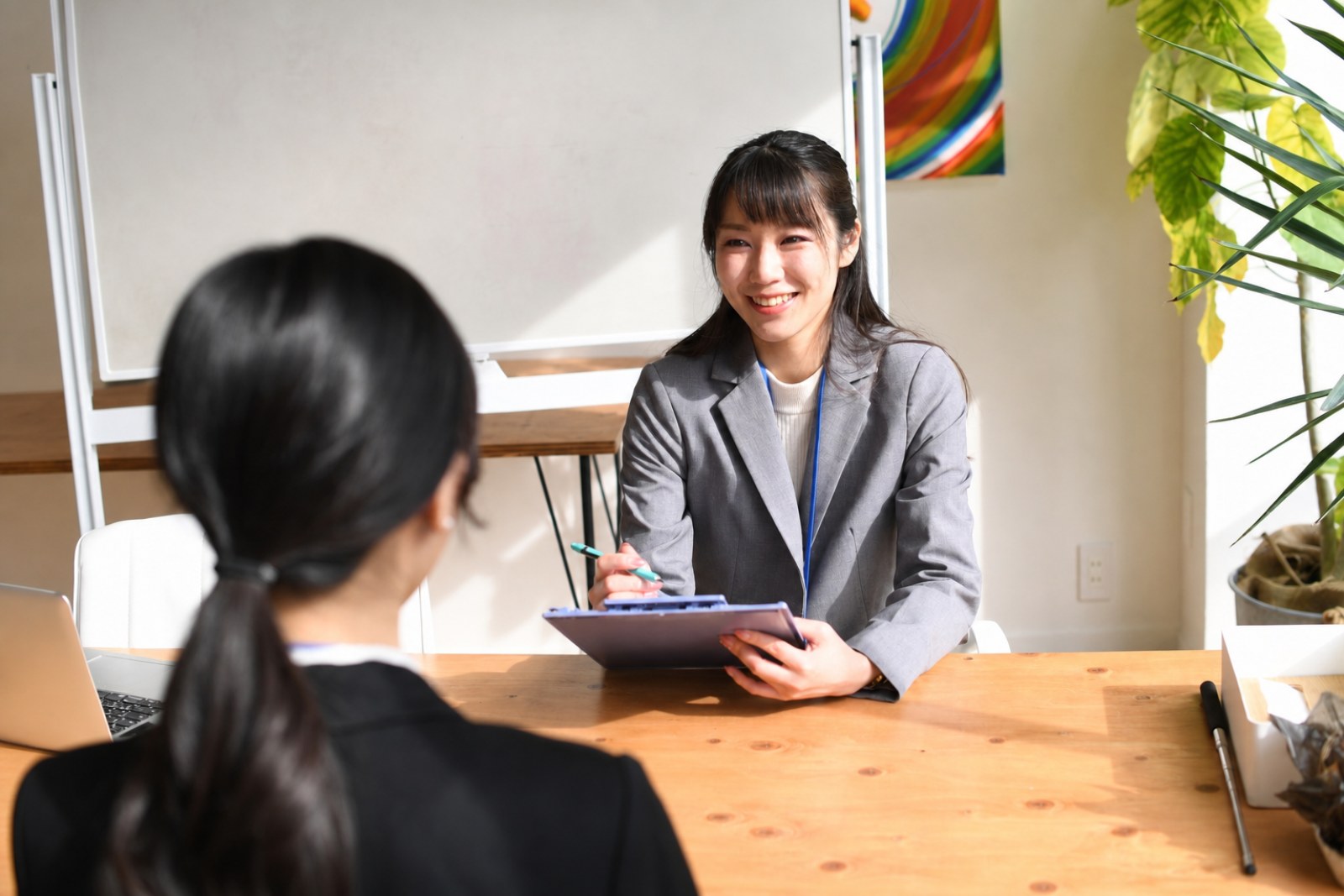 オフィスで打ち合わせをする人たち